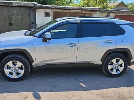 Toyota RAV4 2020 года за 13 300 000 тг. в Актобе – фото 2