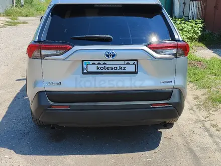Toyota RAV4 2020 года за 13 300 000 тг. в Актобе – фото 3