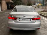 Toyota Camry 2015 года за 9 100 000 тг. в Алматы – фото 2