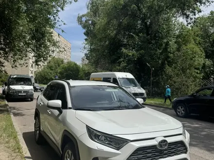 Toyota RAV4 2021 года за 17 900 000 тг. в Алматы – фото 2