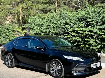 Toyota Camry 2021 года за 17 500 000 тг. в Астана – фото 2