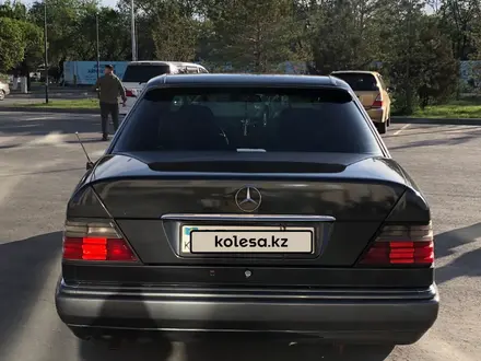 Mercedes-Benz E 220 1994 года за 2 750 000 тг. в Талдыкорган – фото 20
