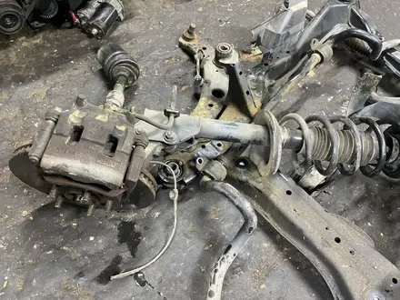 В наличии привозной стойки на Mazda CX-7 2.3л Турбо передний за 25 000 тг. в Астана – фото 2