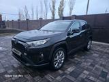 Toyota RAV4 2020 года за 11 000 000 тг. в Актобе