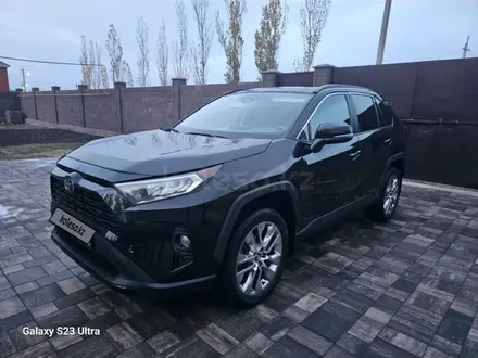Toyota RAV4 2020 года за 11 000 000 тг. в Актобе
