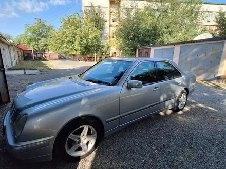 Mercedes-Benz E 240 1999 года за 4 600 000 тг. в Шымкент