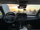Lexus ES 300h 2022 года за 19 700 000 тг. в Шымкент – фото 3