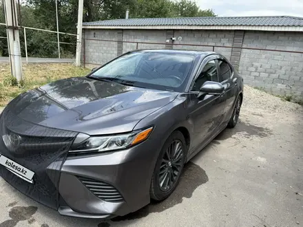 Toyota Camry 2019 года за 11 500 000 тг. в Алматы – фото 2