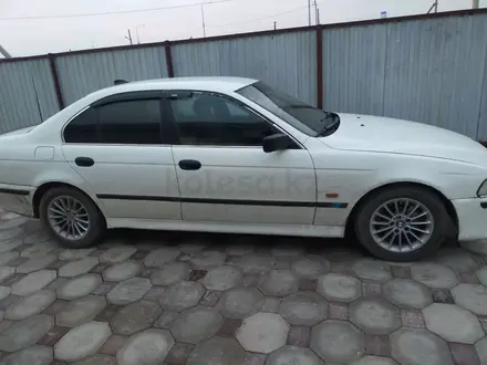 BMW 528 1998 года за 3 200 000 тг. в Атырау – фото 2