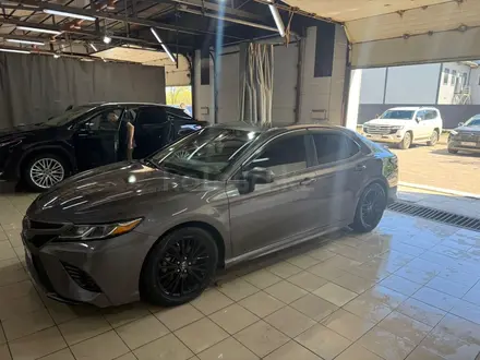 Toyota Camry 2019 года за 8 500 000 тг. в Уральск – фото 3
