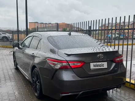 Toyota Camry 2019 года за 8 500 000 тг. в Уральск – фото 6