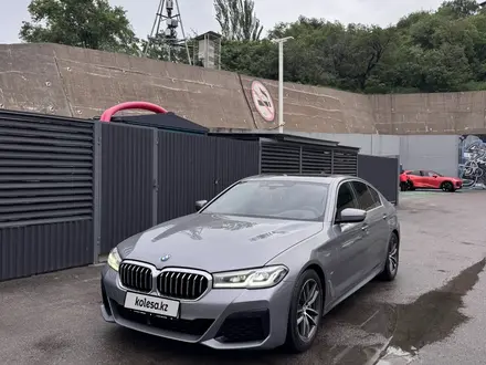 BMW 520 2022 года за 25 500 000 тг. в Алматы – фото 2
