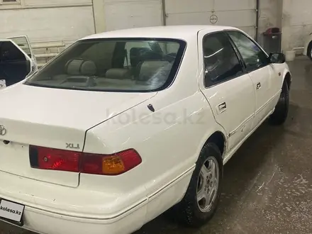 Toyota Camry 2000 года за 2 200 000 тг. в Семей – фото 3