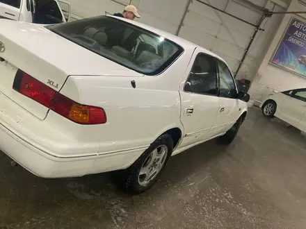 Toyota Camry 2000 года за 2 200 000 тг. в Семей – фото 7