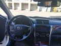 Toyota Camry 2014 годаfor9 200 000 тг. в Актобе – фото 17