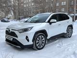 Toyota RAV4 2021 года за 19 300 000 тг. в Караганда – фото 2