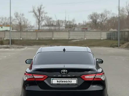 Toyota Camry 2021 года за 15 500 000 тг. в Павлодар – фото 2