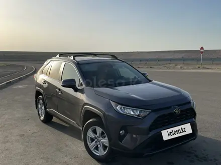 Toyota RAV4 2021 года за 18 100 000 тг. в Жанаозен