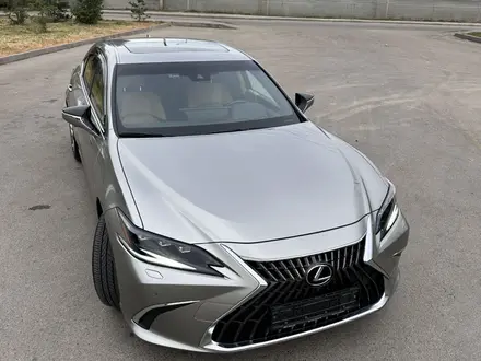 Lexus ES 300h 2023 года за 29 900 000 тг. в Алматы – фото 51