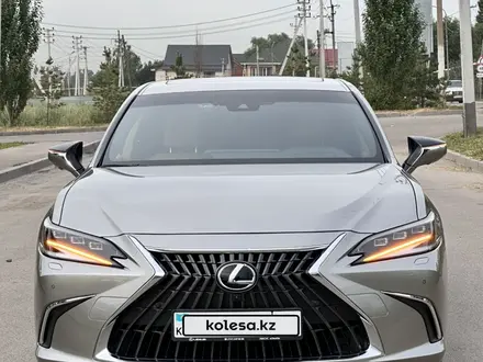 Lexus ES 300h 2023 года за 29 900 000 тг. в Алматы – фото 58