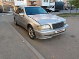 Mercedes-Benz C 200 1998 года за 1 100 000 тг. в Астана – фото 2