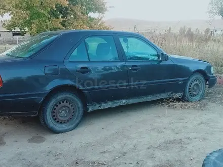 Mercedes-Benz C 180 1995 года за 750 000 тг. в Шолаккорган – фото 2