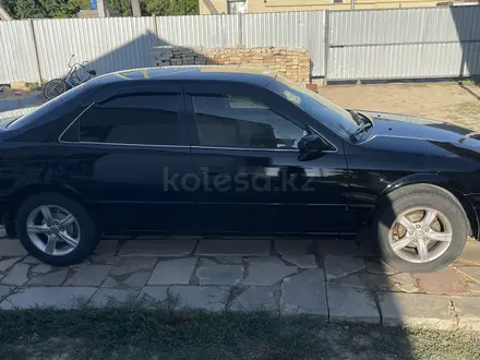 Toyota Camry 2000 года за 3 700 000 тг. в Атырау – фото 2