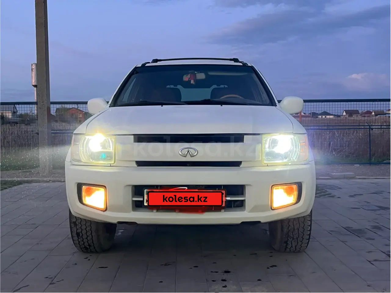 Infiniti QX4, 2001