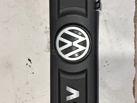 Крышка мотора VW Polo Sedan за 5 000 тг. в Караганда – фото 2