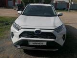 Toyota RAV4 2021 года за 18 500 000 тг. в Актобе – фото 2