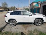 Toyota RAV4 2021 года за 18 500 000 тг. в Актобе – фото 4