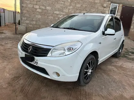 Renault Sandero 2013 года за 3 500 000 тг. в Атырау – фото 2