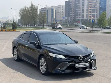 Toyota Camry 2018 года за 14 300 000 тг. в Алматы – фото 13