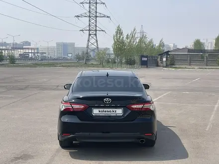 Toyota Camry 2018 года за 14 300 000 тг. в Алматы – фото 15