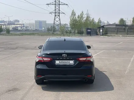 Toyota Camry 2018 года за 14 300 000 тг. в Алматы – фото 16
