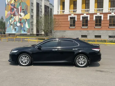 Toyota Camry 2018 года за 14 300 000 тг. в Алматы – фото 20