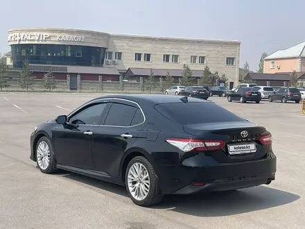 Toyota Camry 2018 года за 14 300 000 тг. в Алматы – фото 19