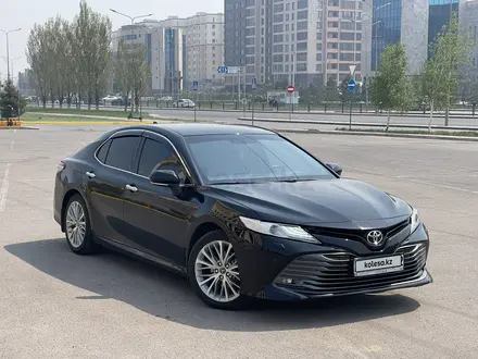 Toyota Camry 2018 года за 14 300 000 тг. в Алматы – фото 23