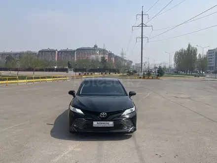 Toyota Camry 2018 года за 14 300 000 тг. в Алматы – фото 25
