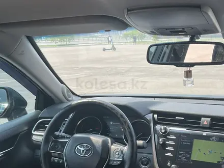 Toyota Camry 2018 года за 14 300 000 тг. в Алматы – фото 31