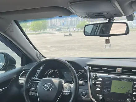 Toyota Camry 2018 года за 14 300 000 тг. в Алматы – фото 32