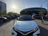 Toyota Camry 2020 года за 15 500 000 тг. в Алматы – фото 2