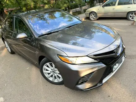 Toyota Camry 2019 года за 12 100 000 тг. в Астана – фото 2