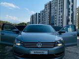 Volkswagen Passat 2014 года за 8 500 000 тг. в Алматы – фото 3