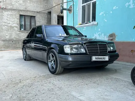 Mercedes-Benz E 320 1994 года за 3 300 000 тг. в Туркестан – фото 2