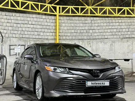 Toyota Camry 2018 года за 13 500 000 тг. в Шымкент