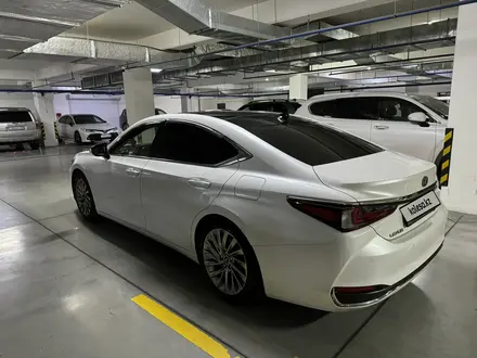 Lexus ES 250 2018 года за 22 500 000 тг. в Алматы – фото 3