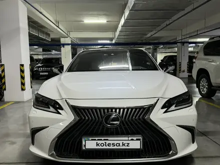 Lexus ES 250 2018 года за 22 500 000 тг. в Алматы