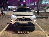 Toyota RAV4 2022 года за 18 500 000 тг. в Атырау – фото 3