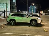 Toyota RAV4 2022 года за 18 500 000 тг. в Атырау
